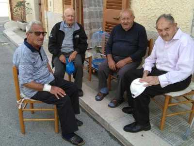 D'Aloia, sulla destra, in compagnia di altri anziani pescatori: Franceschino Tatoli, Minguccio Lagioia e Nardino Lagioia
